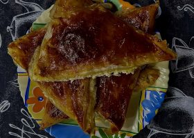 Триъгълни банички с готови кори
